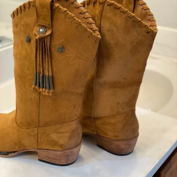Pierre Dumas women’s suede fringe boots Size 8, excellent condition worn twice - Picture 10 of 11
